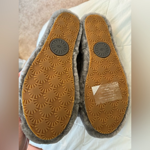 New Ugg Fluff Yeah Slides - Picture 2 of 3